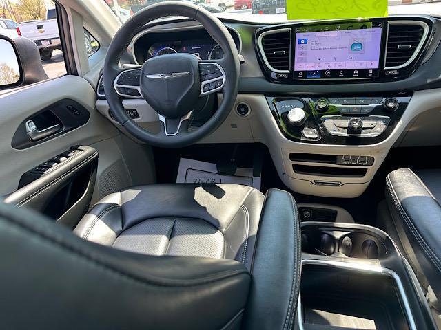 Photo of 2023 Ceramic Gray Clearcoat Chrysler Pacifica