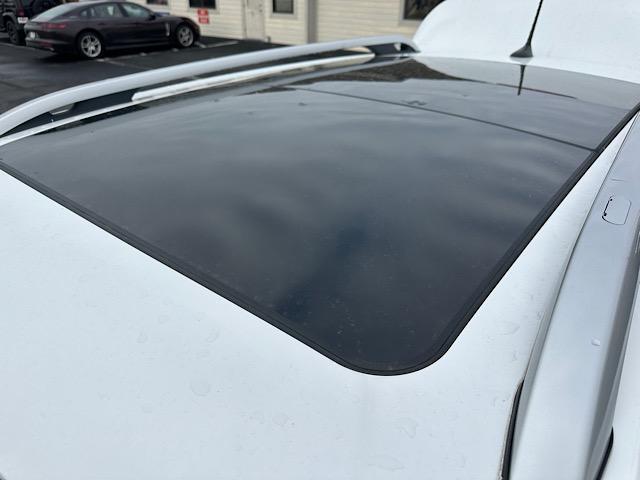 Photo of 2019 Bright White Clearcoat Jeep Cherokee