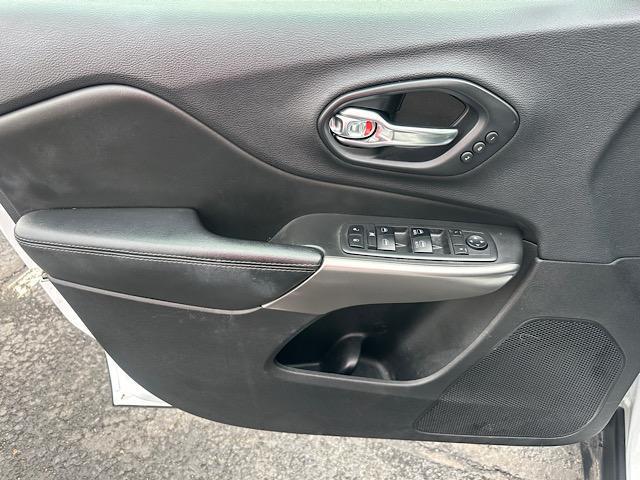 Photo of 2019 Bright White Clearcoat Jeep Cherokee