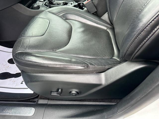 Photo of 2019 Bright White Clearcoat Jeep Cherokee