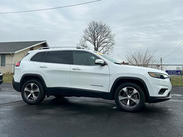 Photo of 2019 Bright White Clearcoat Jeep Cherokee
