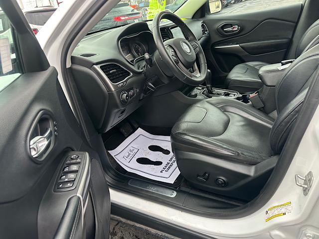 Photo of 2019 Bright White Clearcoat Jeep Cherokee