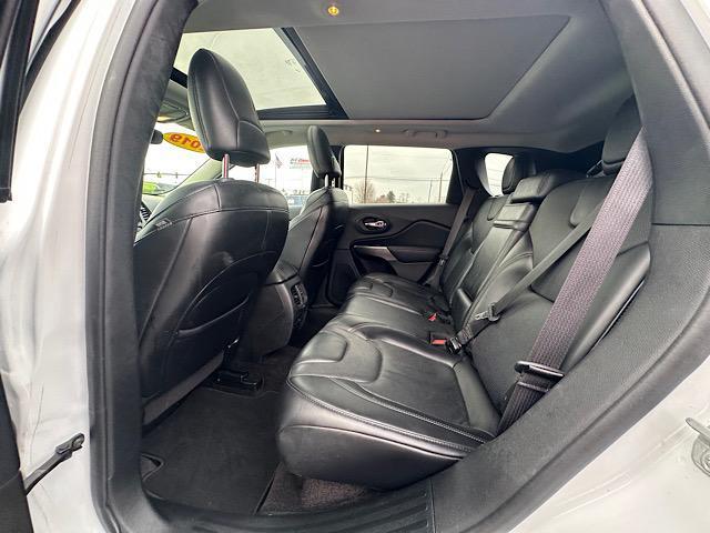 Photo of 2019 Bright White Clearcoat Jeep Cherokee