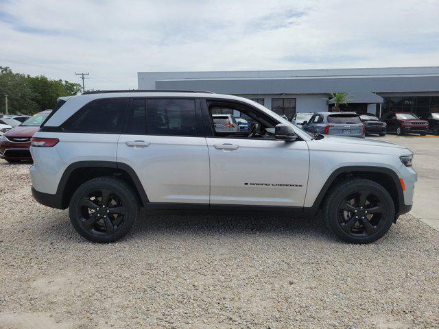 Photo of 2022 Silver Zynith Jeep Grand Cherokee