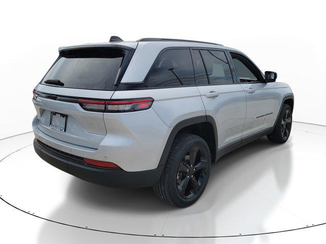 Photo of 2022 Silver Zynith Jeep Grand Cherokee
