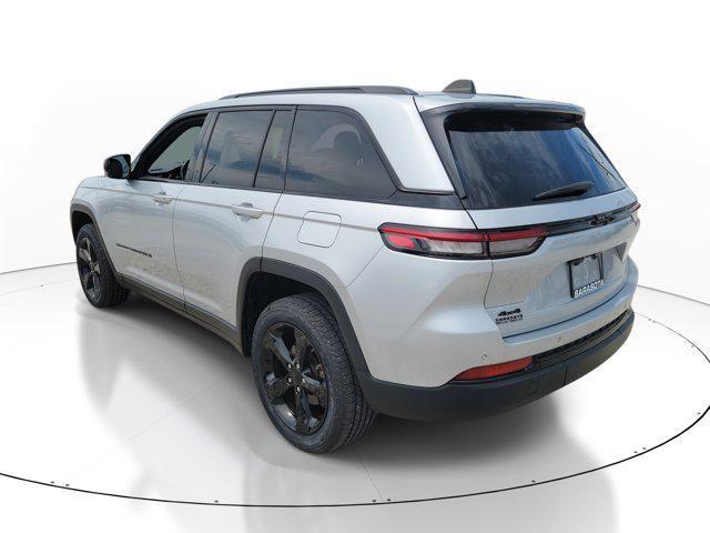 Photo of 2022 Silver Zynith Jeep Grand Cherokee