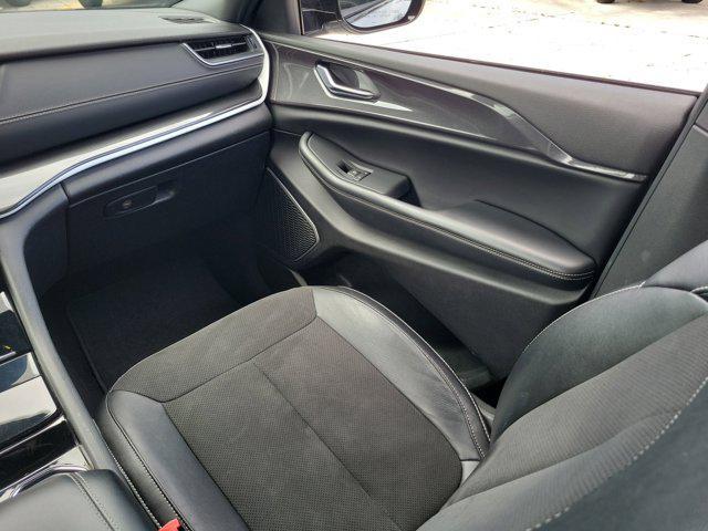 Photo of 2022 Silver Zynith Jeep Grand Cherokee