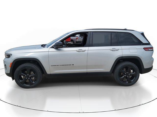 Photo of 2022 Silver Zynith Jeep Grand Cherokee