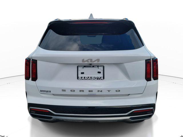 Photo of 2022 Glacial White Pearl Kia Sorento