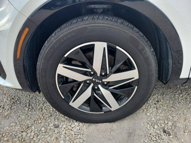 Photo of 2022 Glacial White Pearl Kia Sorento
