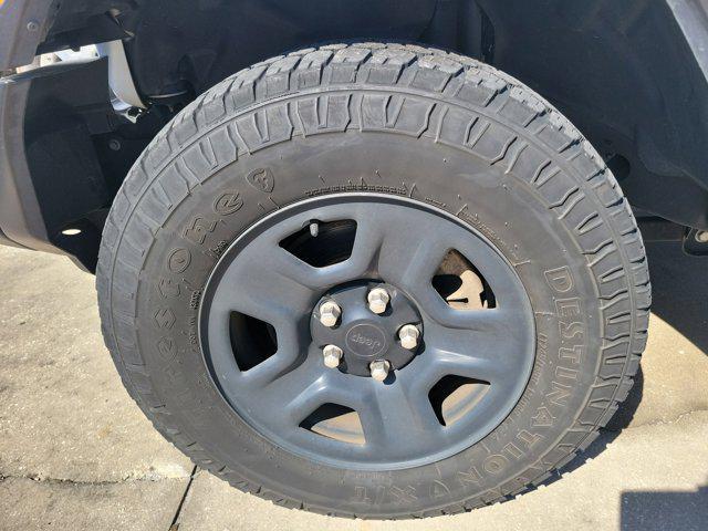 Photo of 2021 Bright White Clearcoat Jeep Gladiator
