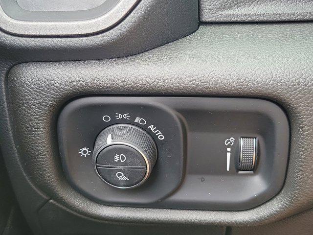 Photo of 2025 Diamond Black Crystal Pearlcoat RAM 1500