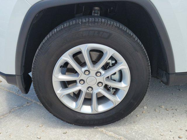 Photo of 2021 Bright White Clearcoat Jeep Grand Cherokee