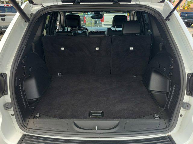 Photo of 2021 Bright White Clearcoat Jeep Grand Cherokee