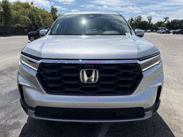 Photo of 2025 Lunar Silver Metallic Honda Pilot