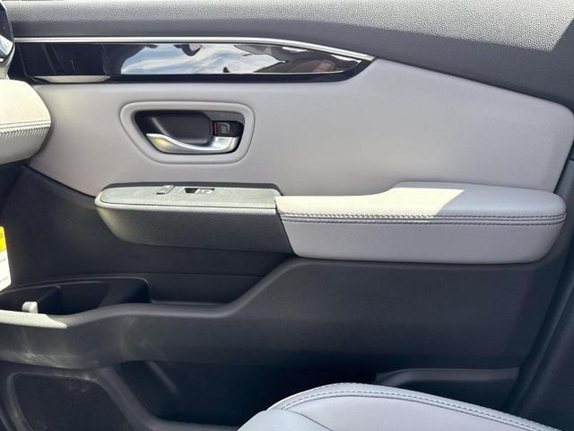Photo of 2025 Lunar Silver Metallic Honda Pilot