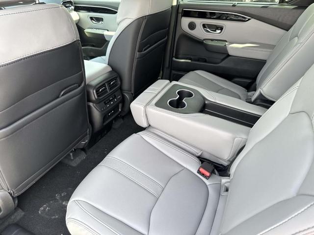 Photo of 2025 Lunar Silver Metallic Honda Pilot