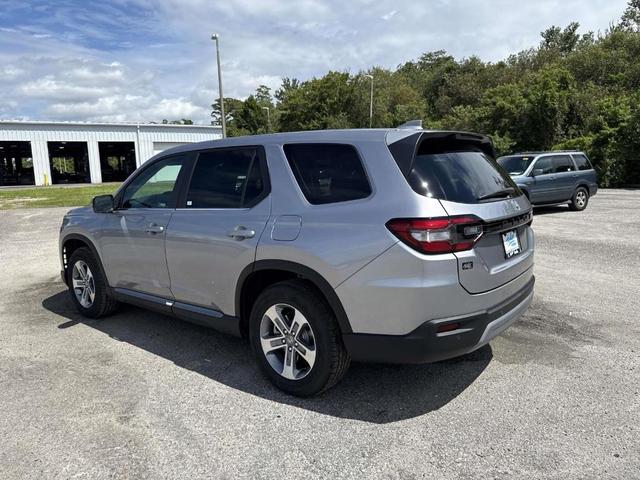 Photo of 2025 Lunar Silver Metallic Honda Pilot