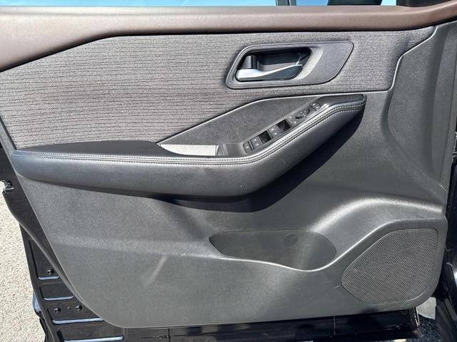 Photo of 2023 Super Black Nissan Rogue