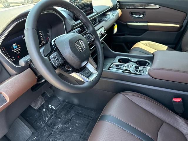Photo of 2025 Platinum White Pearl Honda Pilot
