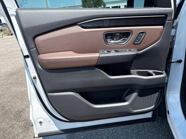Photo of 2025 Platinum White Pearl Honda Pilot