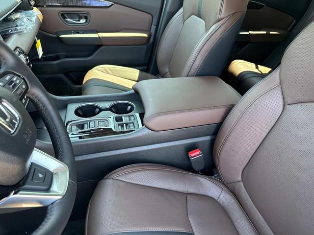 Photo of 2025 Platinum White Pearl Honda Pilot