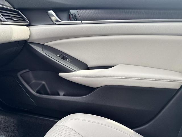Photo of 2019 Platinum White Pearl Honda Accord
