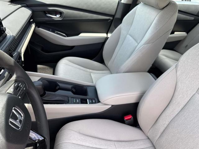 Photo of 2025 Platinum White Pearl Honda Accord