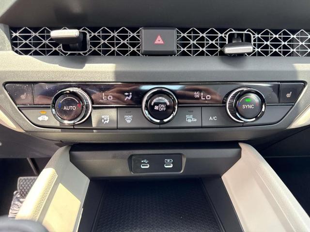 Photo of 2025 Platinum White Pearl Honda Accord