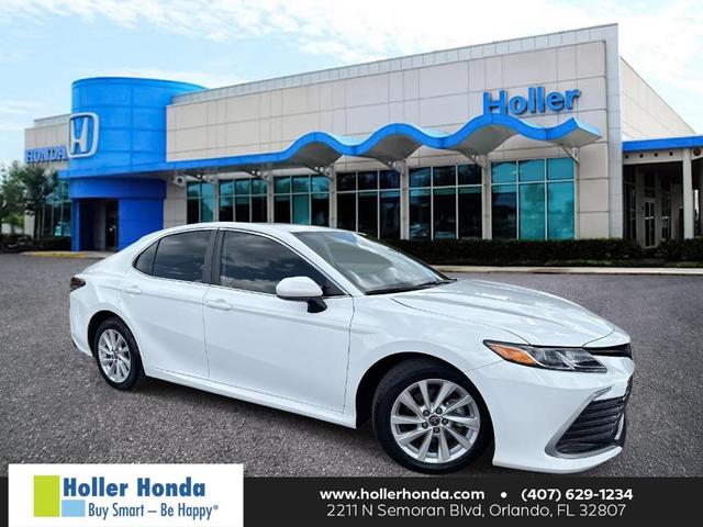Photo of 2022 Super White Toyota Camry