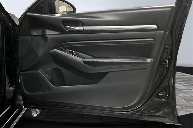 Photo of 2021 Black Nissan Altima