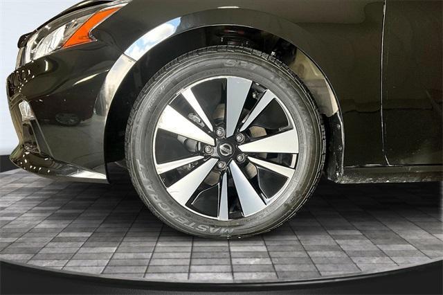 Photo of 2021 Black Nissan Altima