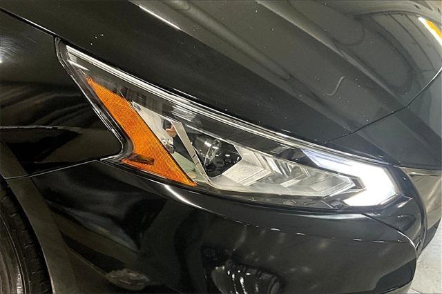 Photo of 2021 Black Nissan Altima