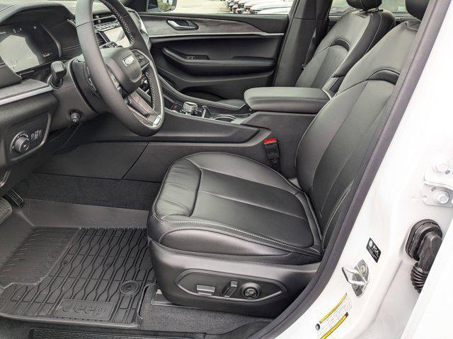 Photo of 2025 Bright White Clearcoat Jeep Grand Cherokee