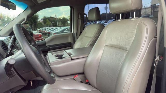 Photo of 2019 Oxford White Ford F-250