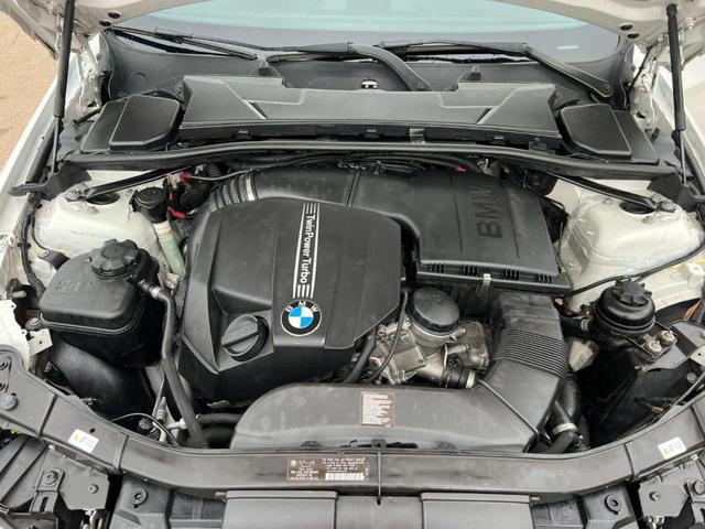 Photo of 2012 White BMW 335
