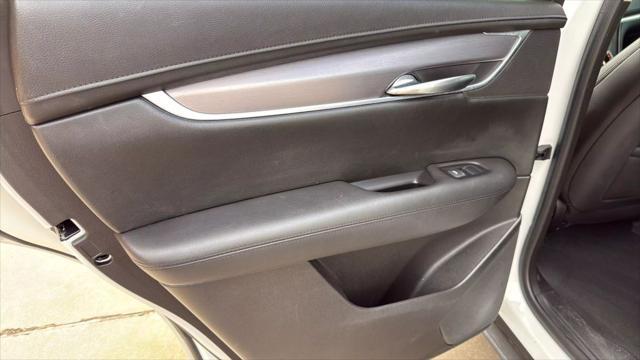 Photo of 2018 Crystal White Tricoat Cadillac XT5