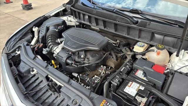 Photo of 2018 Crystal White Tricoat Cadillac XT5