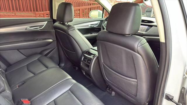 Photo of 2018 Crystal White Tricoat Cadillac XT5