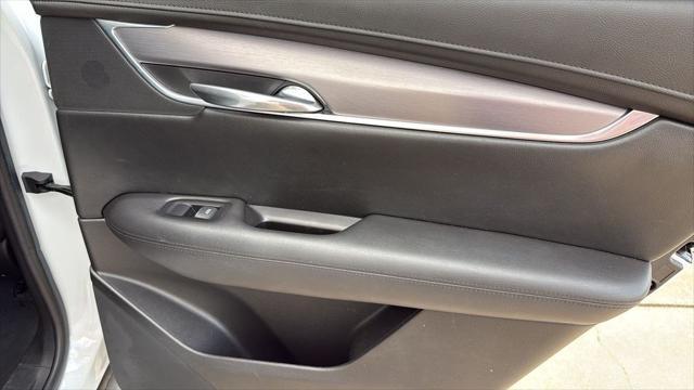 Photo of 2018 Crystal White Tricoat Cadillac XT5