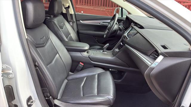 Photo of 2018 Crystal White Tricoat Cadillac XT5