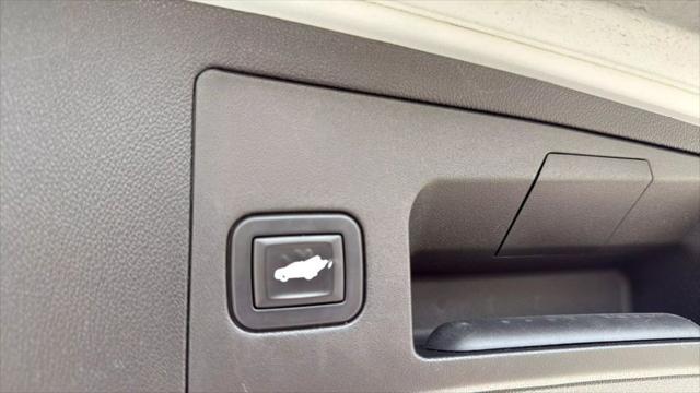 Photo of 2018 Crystal White Tricoat Cadillac XT5