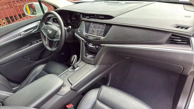Photo of 2018 Crystal White Tricoat Cadillac XT5