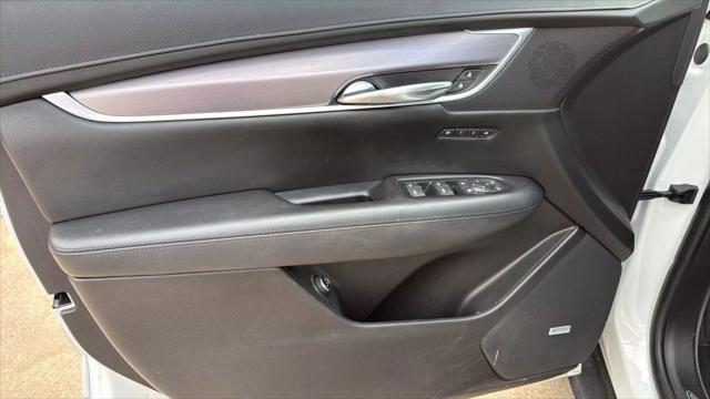 Photo of 2018 Crystal White Tricoat Cadillac XT5