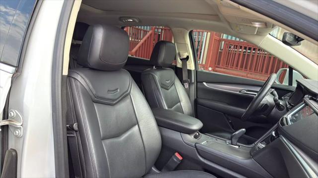 Photo of 2018 Crystal White Tricoat Cadillac XT5