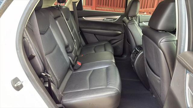 Photo of 2018 Crystal White Tricoat Cadillac XT5