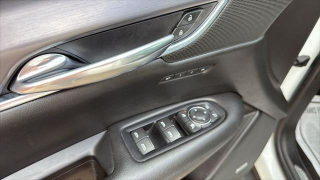 Photo of 2018 Crystal White Tricoat Cadillac XT5