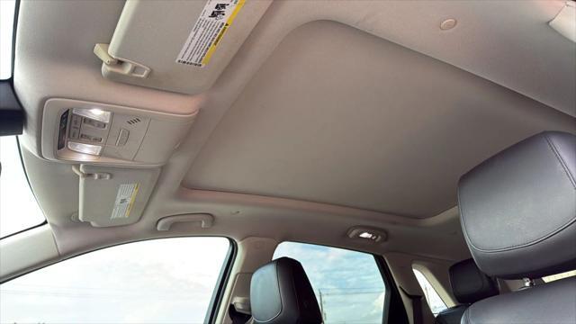 Photo of 2018 Crystal White Tricoat Cadillac XT5
