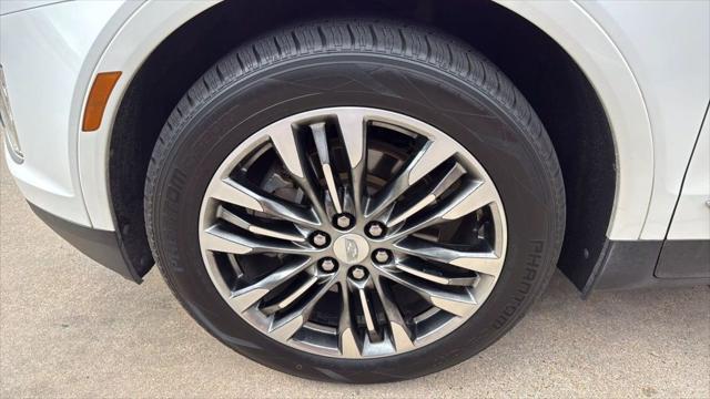 Photo of 2018 Crystal White Tricoat Cadillac XT5