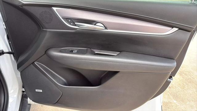 Photo of 2018 Crystal White Tricoat Cadillac XT5